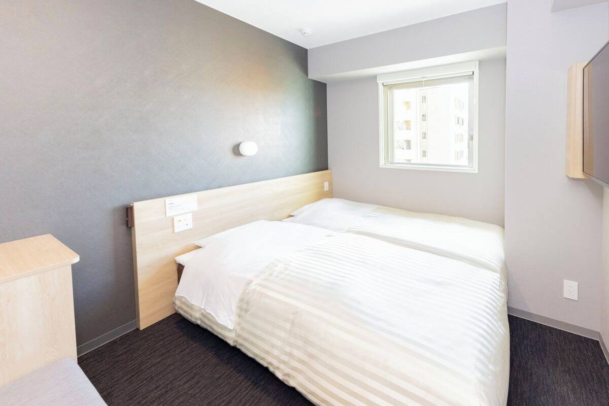 1 bedroom, desk, laptop workspace, soundproofing