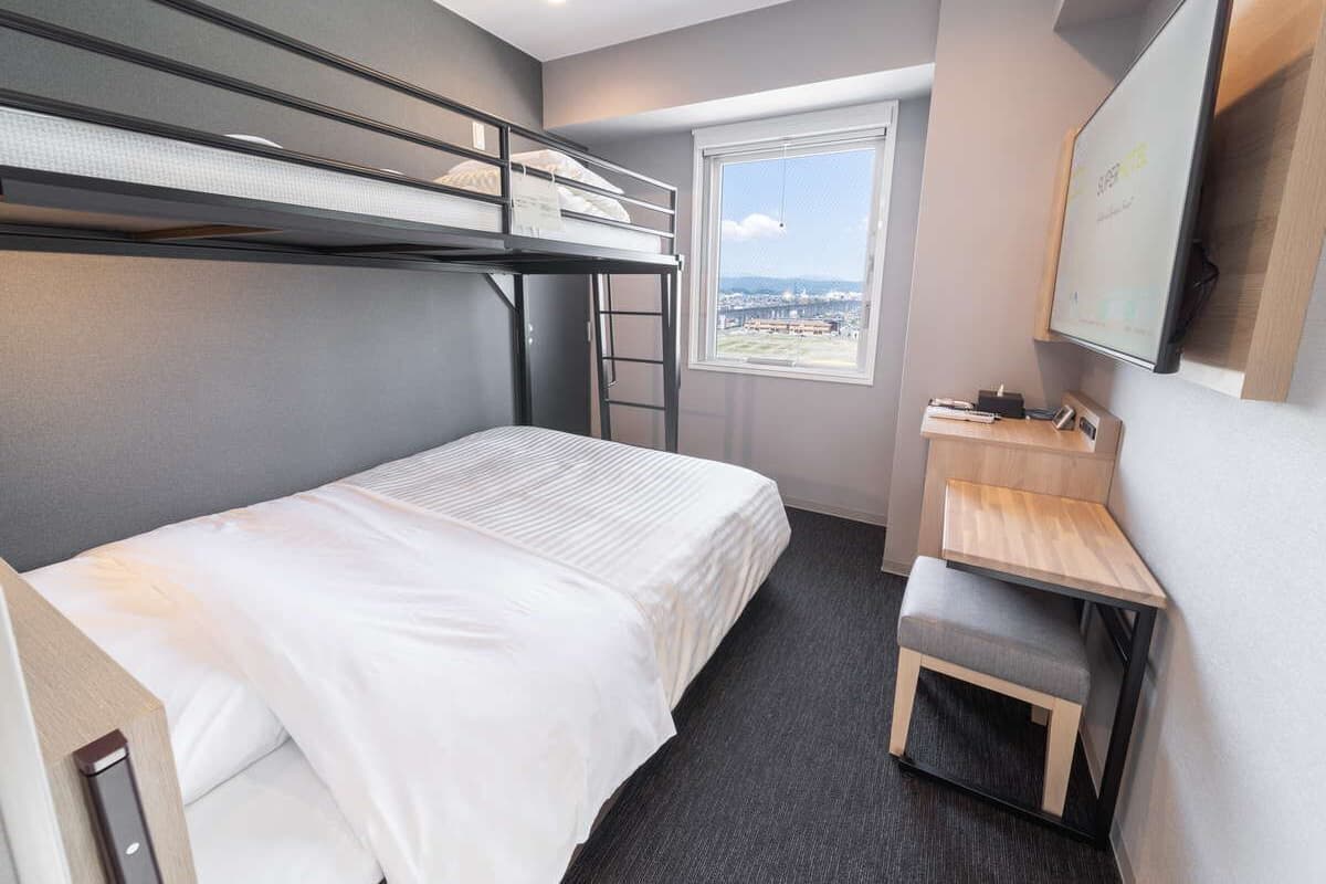 Desk, laptop workspace, soundproofing, free WiFi