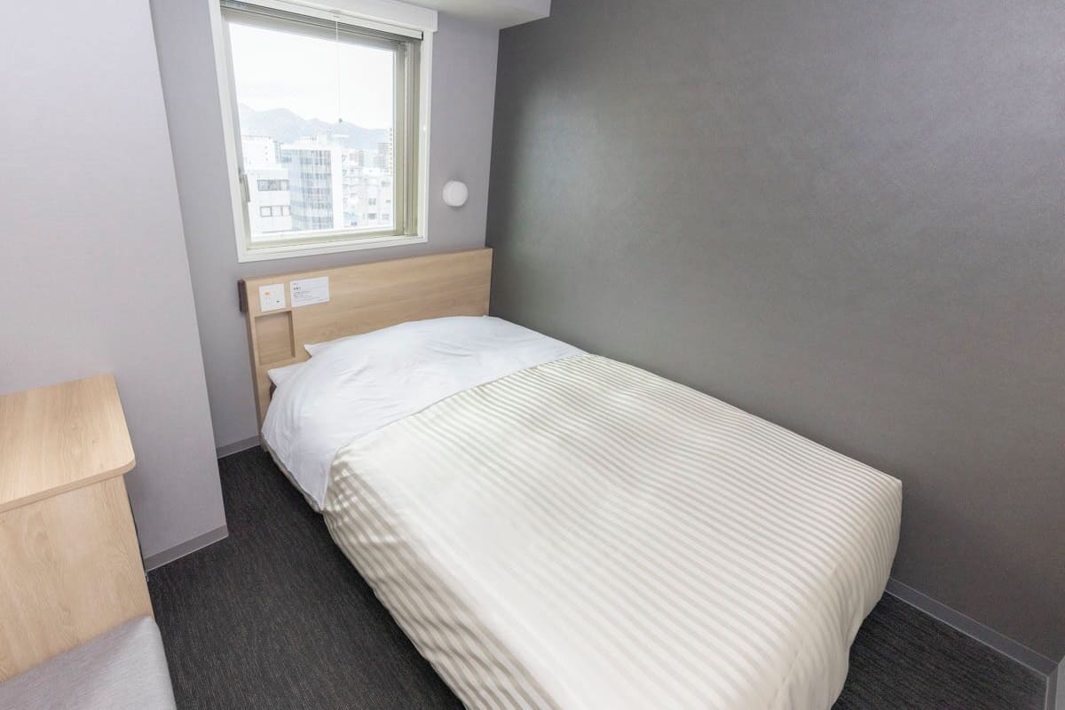 1 bedroom, desk, laptop workspace, soundproofing