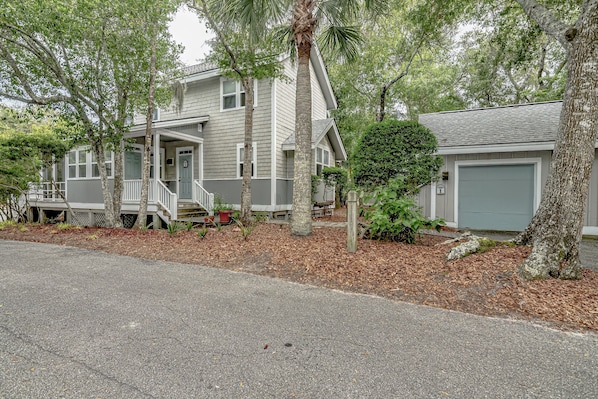 Exterior - Cottage located in the middle of the island and amenities. Screened in porch and open concept living (Bald Head Island)