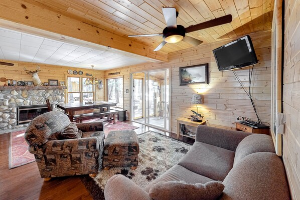 Télévision, cheminée