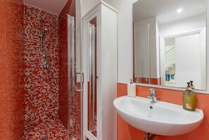Ducha, artículos de higiene personal gratuitos, secador de pelo y bidé