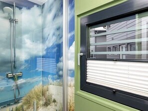 Regadera, secadora de cabello, toallas 