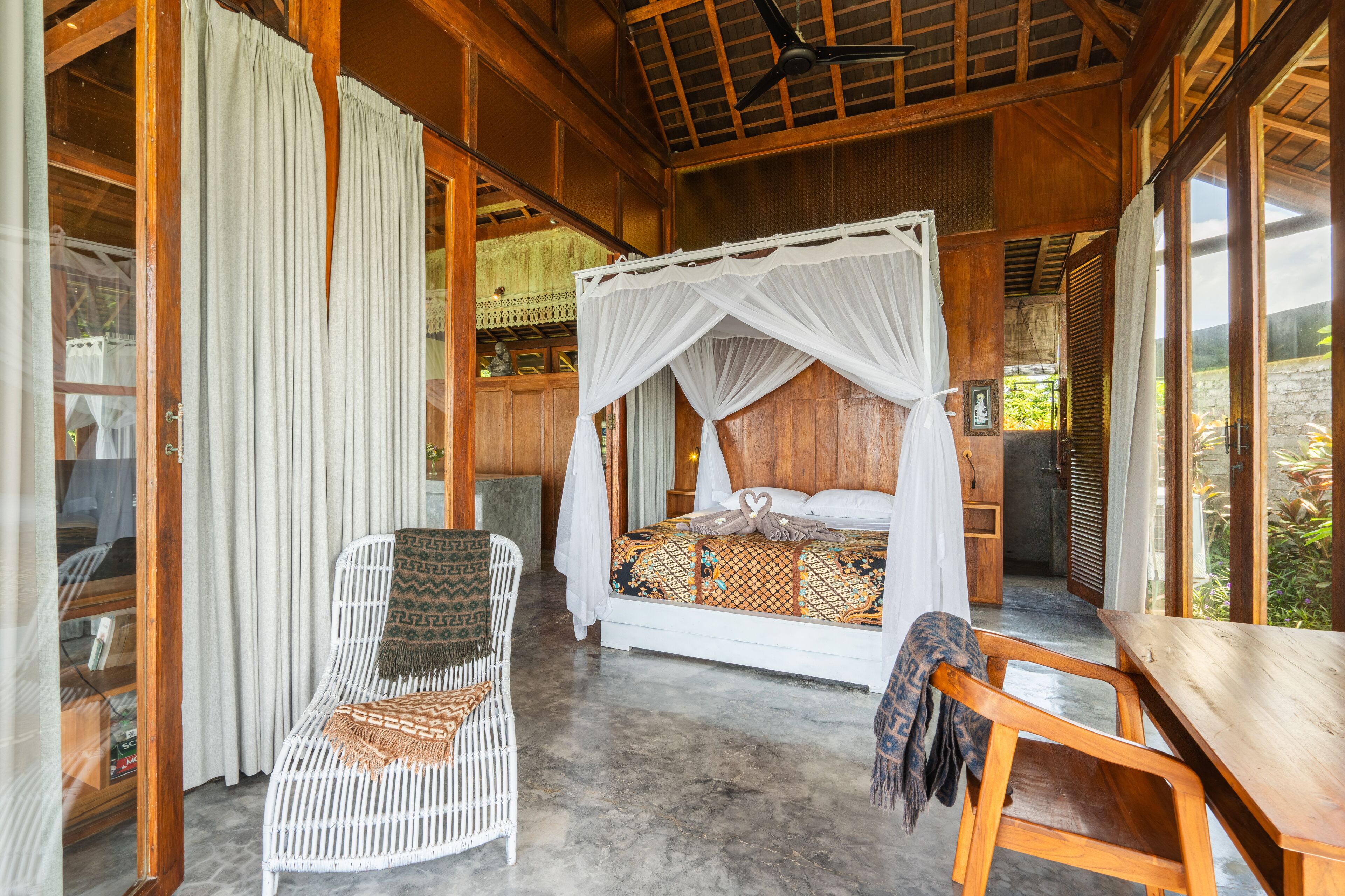 2 室のベッドルーム、デスク、WiFi (無料)、ベッドシーツ