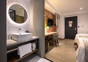 Ropa de cama de alta calidad, colchones con pillow-top y escritorio 