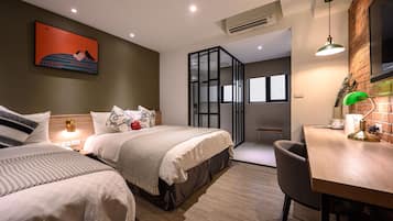Habitación cuádruple superior | Ropa de cama de alta calidad, camas con pillow-top y escritorio