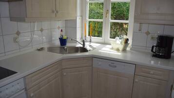 Kühlschrank, Ofen, Geschirrspüler, Wasserkocher mit Kaffee-/Teezubehör