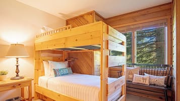3 habitaciones, tabla de planchar con plancha, wifi y ropa de cama