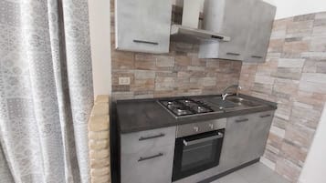 Refrigerador, horno, parrilla de estufa y utensilios de cocina