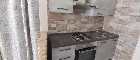 Kühlschrank, Ofen, Herdplatte, Kochgeschirr/Geschirr/Besteck