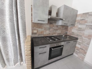 Refrigerador, horno, parrilla de estufa y utensilios de cocina 