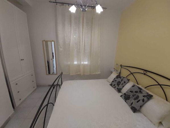 1 habitación, tabla de planchar con plancha, wifi gratis y ropa de cama 
