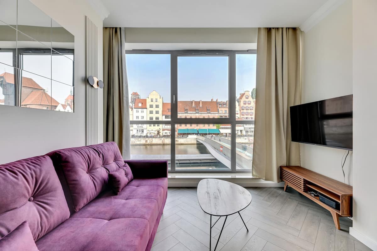 Apartamento premium | Sala de estar | TV de tela plana 46 polegadas com canais digitais, TV