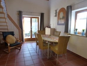 تناول الطعام داخل الغرفة