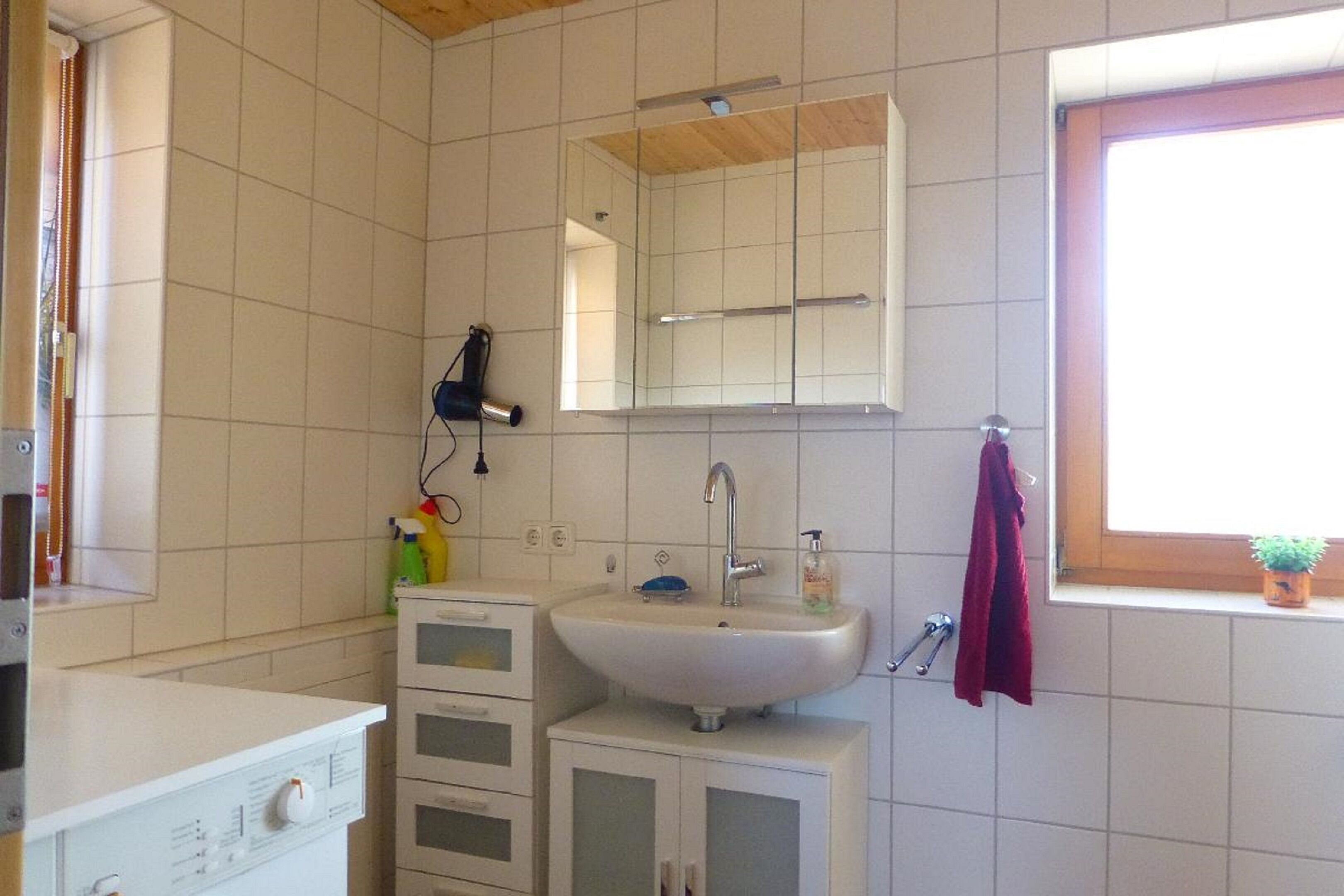Rumah | Kamar mandi | Shower, pengering rambut, handuk, dan sabun