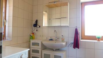 Rumah | Kamar mandi | Shower, pengering rambut, handuk, dan sabun
