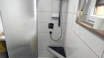 Apartment | Badezimmer | Handtücher, Seife, Toilettenpapier