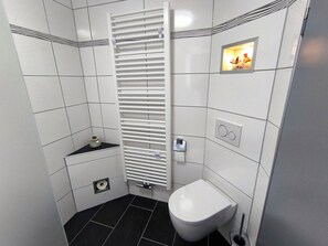 Apartment | Bathroom | Towels, soap, toilet paper