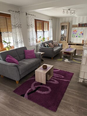 Leilighet | Oppholdsområde | En 42-tommers Flatskjerm-TV med Parabol-TV samt TV