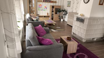 Apartment | Wohnbereich | 42-Zoll-Flachbildfernseher mit Satellitenempfang, Fernseher