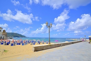 Beach - Villa Ortensia A: A characteristic and welcoming apartment located right on the beach, with Free WI-FI. (Castellabate)