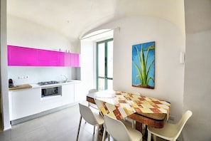 Fridge, oven, stovetop, coffee/tea maker - Villa Ortensia A: A characteristic and welcoming apartment located right on the beach, with Free WI-FI. (Castellabate)