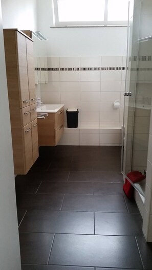 Departamento, 2 habitaciones (80m²) | Baño | Regadera, secadora de cabello, toallas 