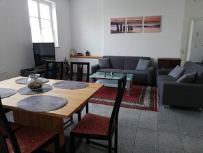 Apartment, 2 Bedrooms (80m²) | Living area | 42-inch TV with satellite channels