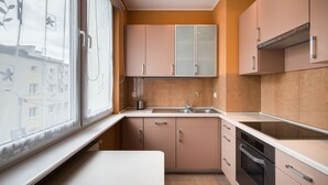 Appartement | Cuisine privée | Réfrigérateur, batterie de cuisine, vaisselle et ustensiles