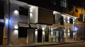 A modern hotel with a reception area, a staircase, and a sign indicating a restaurant. - Oropa Butik Hotel (Eynesil)