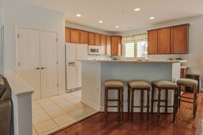 Een koelkast, een magnetron, een vaatwasser