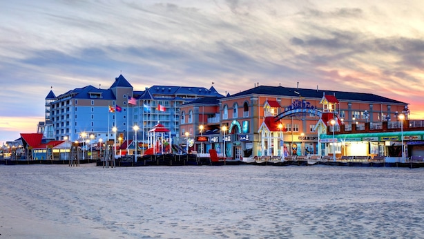 Ein Strandhotel mit mehreren Gebäuden, darunter ein markantes Bauwerk mit rotem Dach und einem Schild mit der Aufschrift 'CITIZENS CLUB'.
