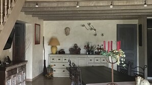 A spacious dining area with a high ceiling and a staircase leading to an upper level. - Maison 190m2 Chambres Climatisées, Piscine Privée, Proche Village (Velleron)