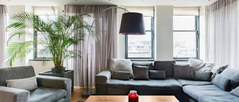 Televisión, chimenea y oficina