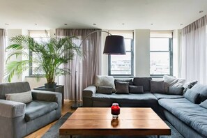 Televisio, takka, työhuone