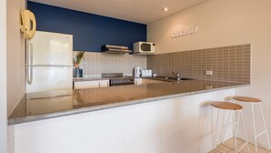 Microwave, stovetop, dishwasher - The Noosa Apartments 5 (Noosa Heads)