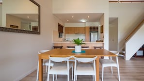 Dining - The Noosa Apartments 4 (Noosa Heads)