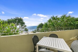 Outdoor dining - Portofino 4 Beachfront (Noosa Heads)