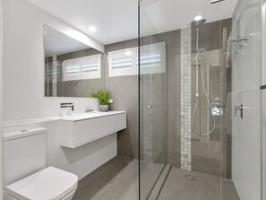 Shower, towels, toilet paper - Portofino 4 Beachfront (Noosa Heads)