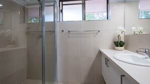 Bathroom - The Noosa Apartments 7 (Noosa Heads)