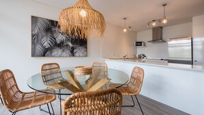 Dining - The Noosa Apartments 8 (Noosa Heads)