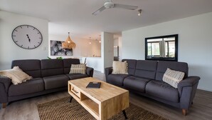 Living area - The Noosa Apartments 8 (Noosa Heads)
