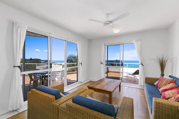 TV - Tingira Beach Penthouse (Sunrise Beach)