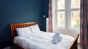 1 dormitorio, tabla de planchar con plancha, wifi y ropa de cama