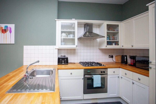 Jääkaappi, mikroaaltouuni, uuni, liesi