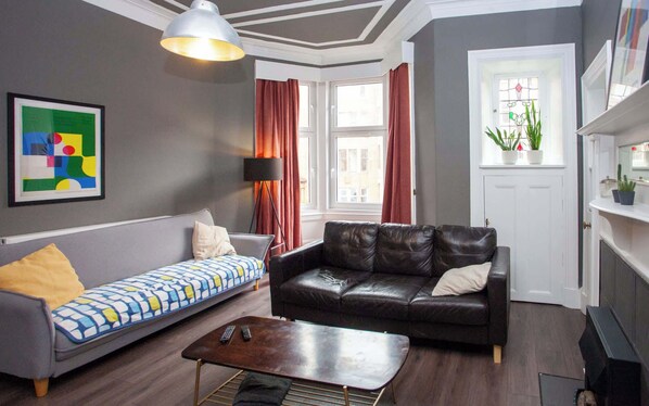 TV, fireplace, Netflix, streaming services - Stylish 1 Bedroom Flat in Glasgow West End (Glasgow City)