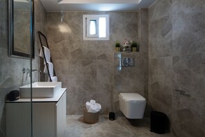 Een douche, een regendouche, een haardroger, handdoeken