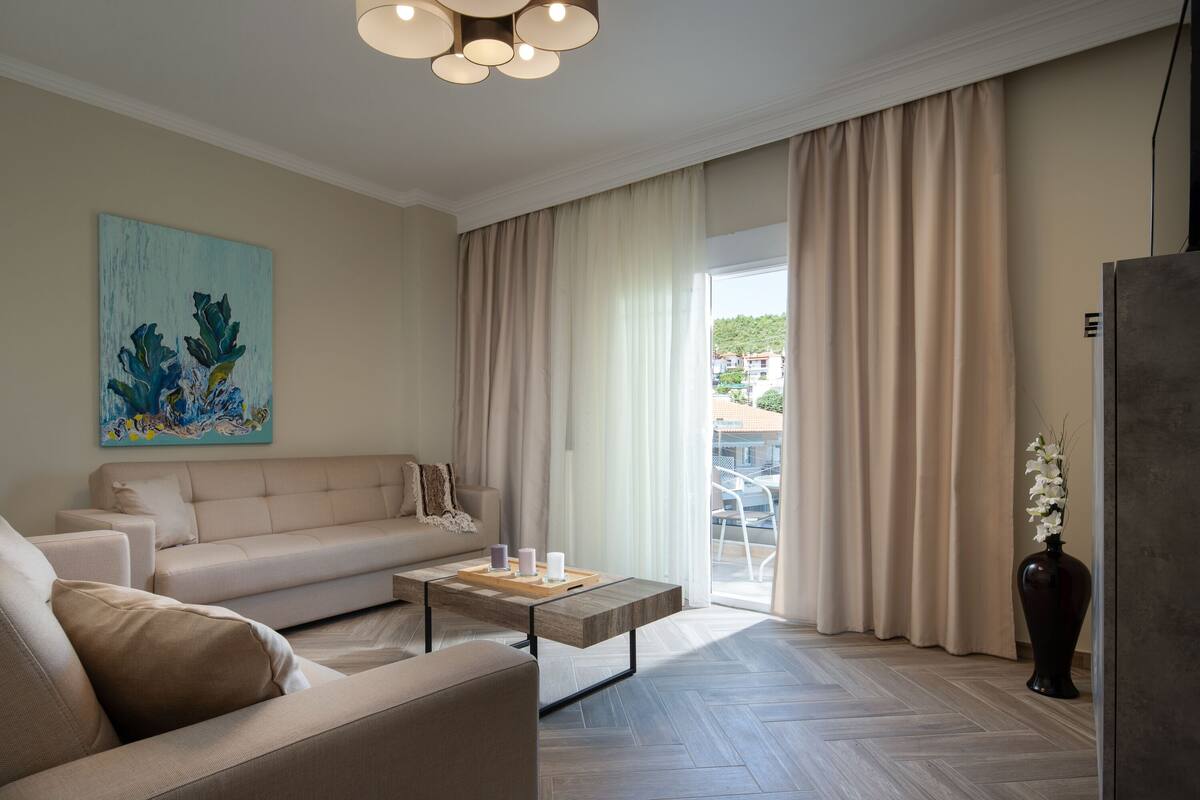 Ein modernes Wohnzimmer mit einer Couch, einem Couchtisch und einem Kunstwerk an der Wand.