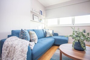 TV, offices - Stylish 2-Bed Apartment Near Glasgow Green (Glasgow City)