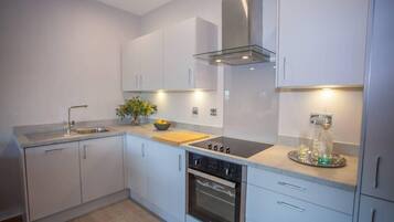 Jääkaappi, mikroaaltouuni, uuni, liesi